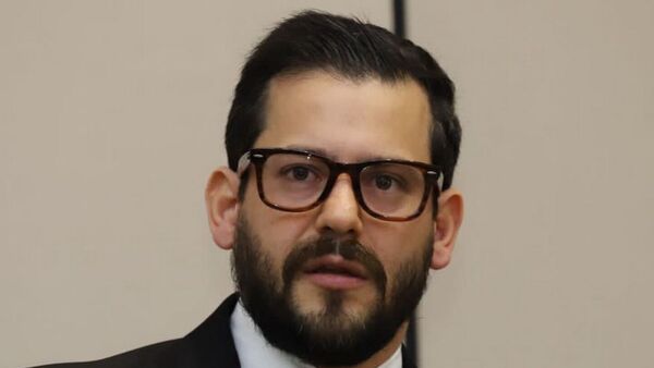 Esposa del ministro de TSJE ubicada por Santiago Peña en el Ministerio de Justicia