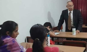 Profesor de inglés rechazado en varios puestos laborales por su edad consiguió empleo