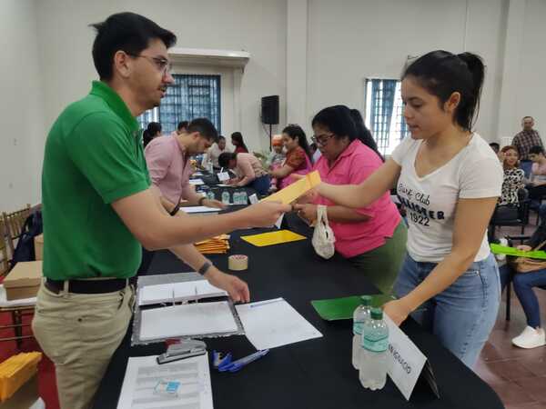 La EBY desembolsa becas universitarias para 769 jóvenes de Ñeembucú - .::Agencia IP::.