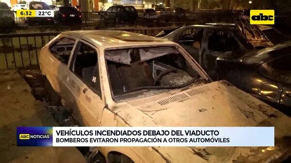 Video: Tres vehículos incendiados debajo del viaducto  - ABC Noticias - ABC Color