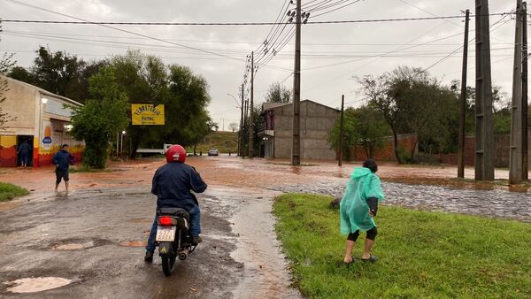 Inundaciones en el barrio Chaipe de Encarnación: Vecinos piden ayuda urgente