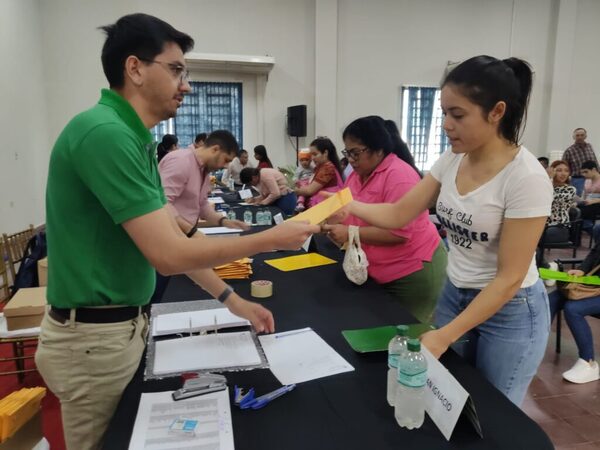 Desembolsan becas universitarias para 769 jóvenes de Ñeembucú y anuncian ampliación del programa a 1.000 estudiantes