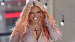 ¡Karol G se borró el tatuaje de Anuel!