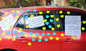 Estacionaron frente a su garaje y decidió dar una lección “de amor”