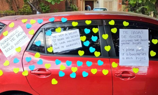 Estacionaron frente a su garaje y decidió dar una lección “de amor”
