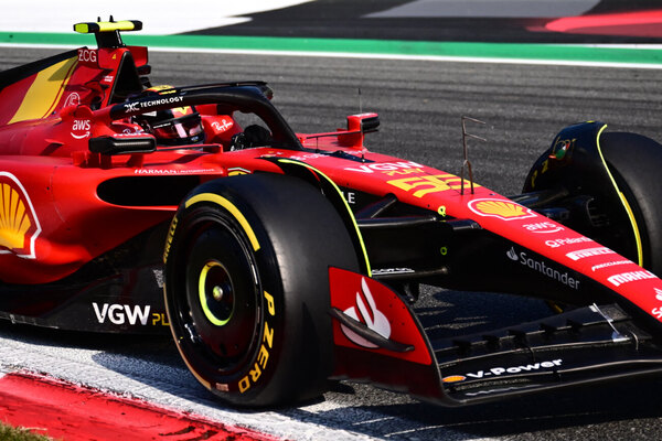 Versus / Carlos Sainz regala una "pole" a los 'tifosi' de Ferrari en el GP de Italia