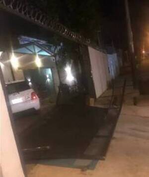 ¡Contra la pared he he! Ka'ure se fue a entrar por una casa ajena