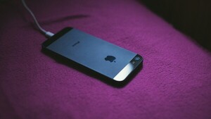 Apple advierte sobre los riesgos de dormir con el iPhone cargando