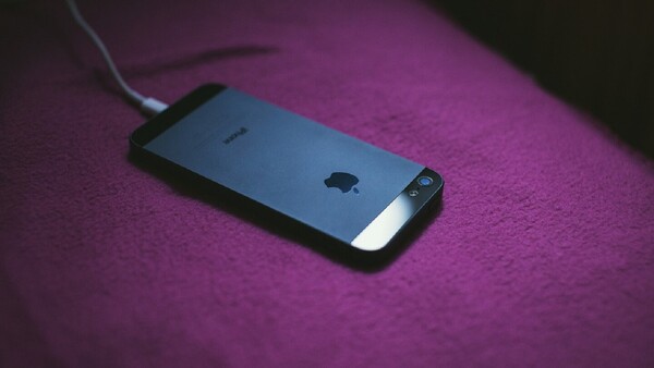 Apple advierte sobre los riesgos de dormir con el iPhone cargando