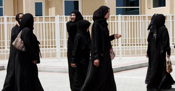 La Nación / Francia prohíbe vestir abayas o qamis en escuelas