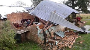 Viviendas y cultivos de Caaguazú sufren graves daños tras furioso temporal