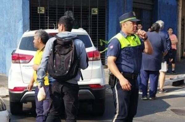 Quiso girar a la izquierda y pasó por encima a un motoqueiro