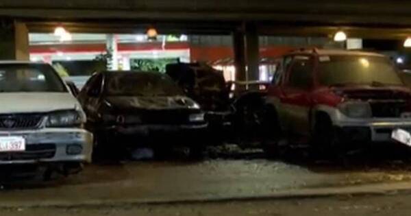 La Nación / Tres automóviles se incendiaron en depósito de la Patrulla Caminera en Asunción