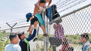 EEUU: Ni boyas, ni alambres de púas detienen a migrantes