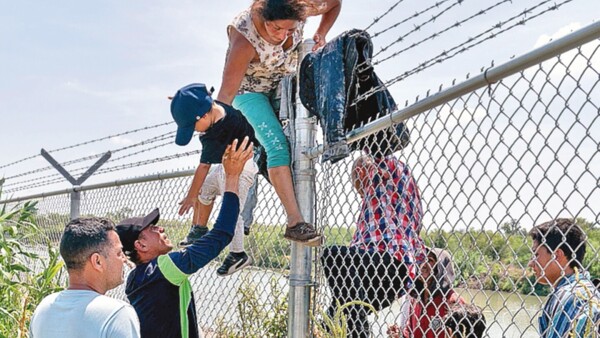 EEUU: Ni boyas, ni alambres de púas detienen a migrantes