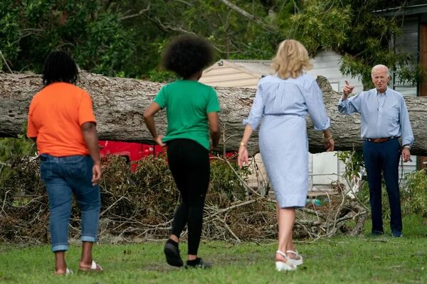 Biden recorre zona devastada por huracán Idalia y promete ayuda hasta “acabar el trabajo” - Mundo - ABC Color