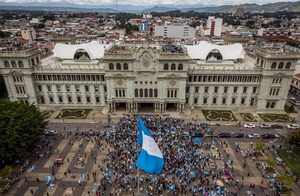 Guatemaltecos protestan en contra del “golpe de Estado” | 1000 Noticias