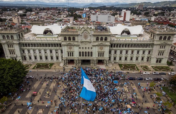Guatemaltecos protestan en contra del “golpe de Estado” | 1000 Noticias