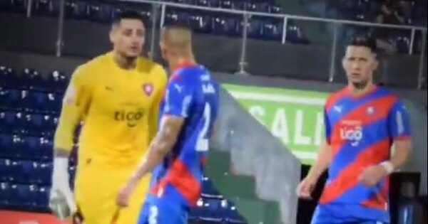 Versus / El fuerte cruce entre Jean Fernandes y Alan Benítez