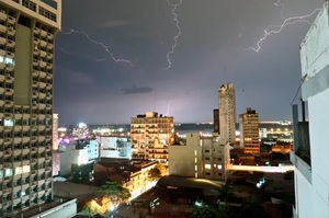 Domingo de lluvias con tormentas y descenso de la temperatura