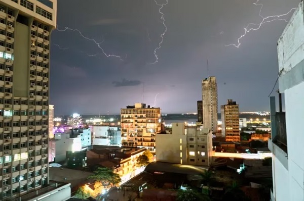 Domingo de lluvias con tormentas y descenso de la temperatura