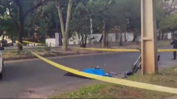 Al intentar escapar de motochorros cayó de su moto y murió