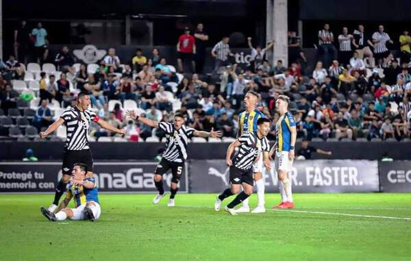 Libertad hunde a Luqueño •