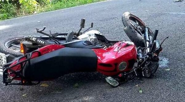 Salieron de disco, seguidos por motochorros aceleraron y chocaron: un muerto - Noticiero Paraguay