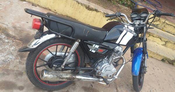 La Nación / Tras entrega vigilada, recuperan motocicleta robada y detienen a presuntos autores