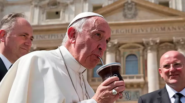 Sorprendente colaboración: El Papa Francisco se une a Stanley para lanzar una 'edición limitada' de termos y mates - El Independiente