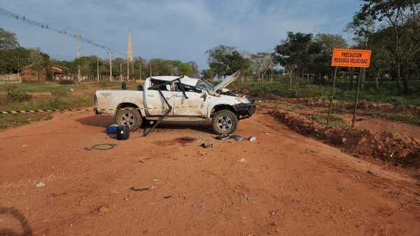 Conductor huye tras vuelco que produjo una muerte y dejó cuatro heridos