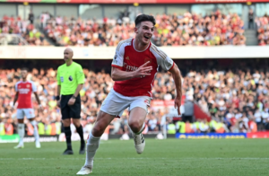 Versus / Declan Rice conduce al Arsenal al triunfo ante Manchester United en el descuento