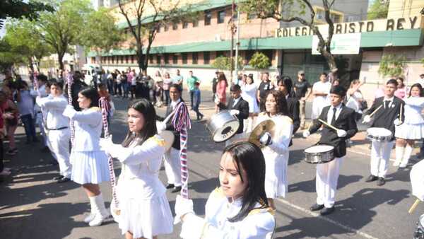 Desfile por los 85 años del histórico colegio Cristo Rey
