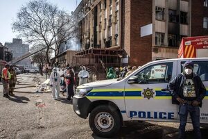 Suben a 77 los muertos en el incendio de un edificio en Johannesburgo - Mundo - ABC Color