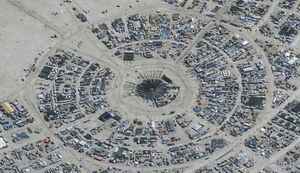El caos en el festival Burning Man deja a más de 70.000 personas varadas