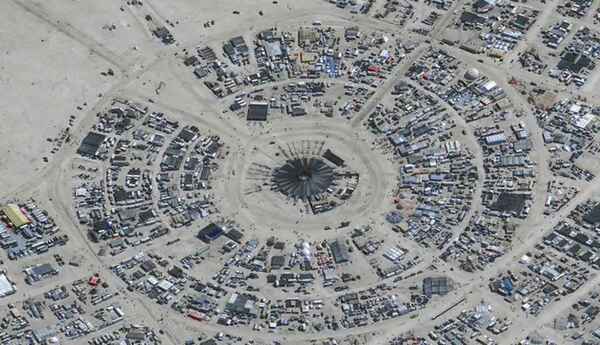 El caos en el festival Burning Man deja a más de 70.000 personas varadas