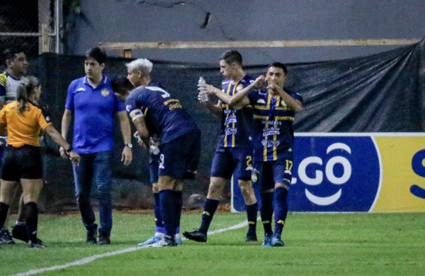 Versus / Trinidense, con uno menos, incendia La Visera en el último suspiro