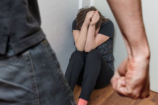 Testigos salvaron a una mujer de ser apuñalada por su expareja
