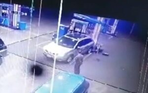 Video: rozó un vehículo y al huir, chocó contra expendedora, ocasionando derrame de 600 litros de combustible - Policiales - ABC Color