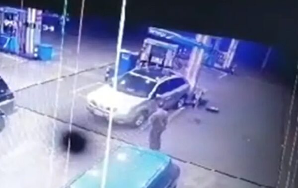 Video: rozó un vehículo y al huir, chocó contra expendedora, ocasionando derrame de 600 litros de combustible - Policiales - ABC Color