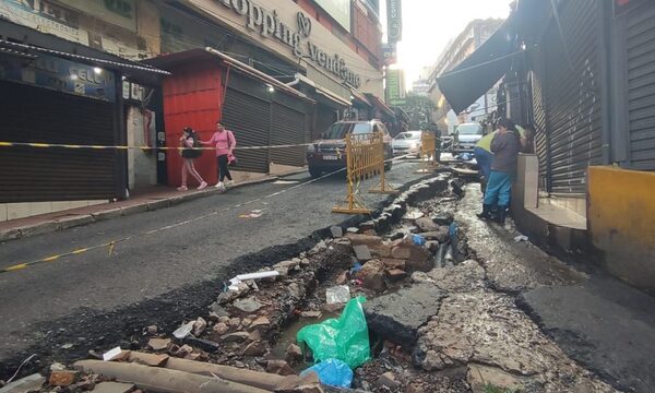 Raudales “pelan” asfaltados del microcentro y hacen ver los robos de Miguel Prieto