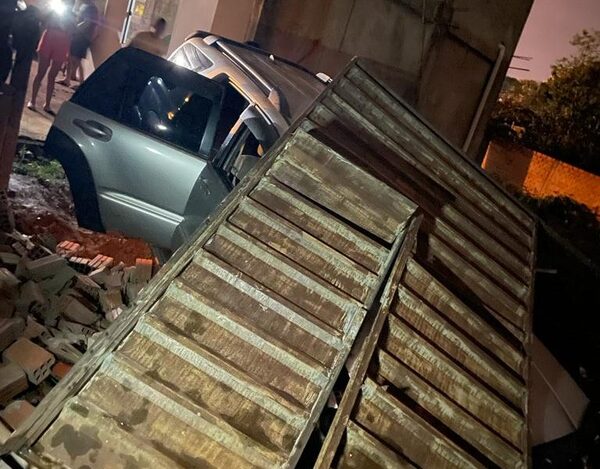 Borracho choca contra portón y muralla