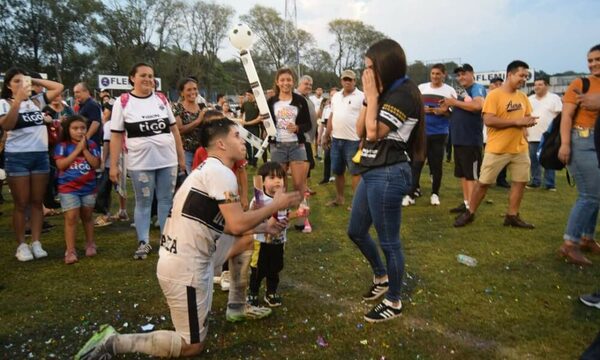 Pelotero salió campeón y pidió matrimonio a su novia en la cancha