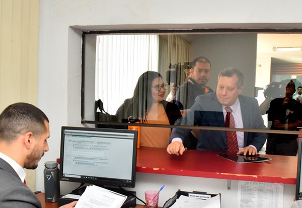Prieto denuncia por “persecución de inocentes” a fiscales que lo investigan - La Clave