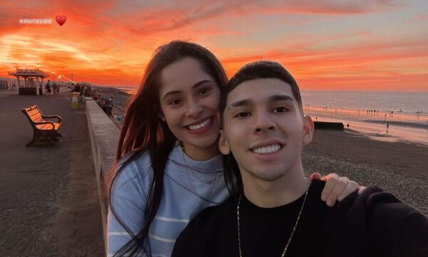 Para los ñañalos, Julio Enciso presumió a su chuli en Inglaterra