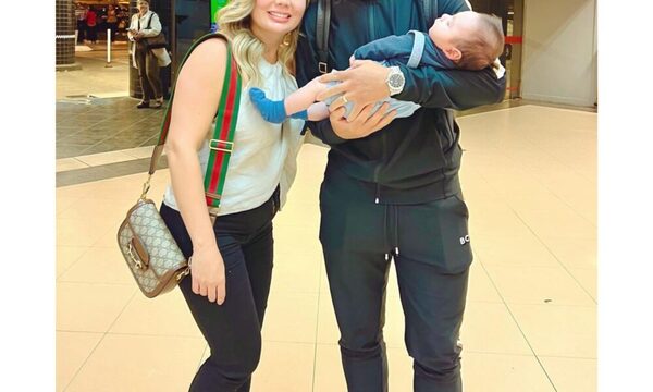 Llegó el jugador Blas Riveros y Dahiana lo recibió en el aeropuerto