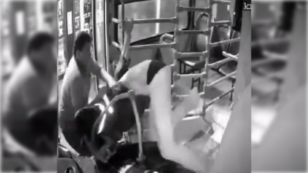 [VIDEO] Así, valiente chofer de colectivo se enfrentó a malevo armado y lo redujo a golpes