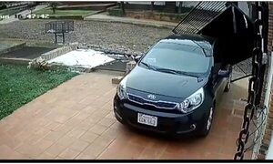 (VIDEO)Chocó su portón y voló la muralla