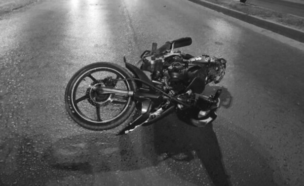Joven motociclista muere tras chocar contra columna de la ANDE