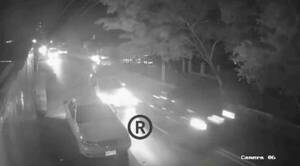 ¡Combo completo! Auto estacionado sobre la ruta e invasión de carril: pim pam pum